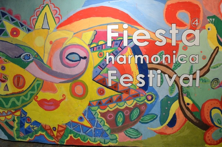 Fiesta Harmonica Festival z salą wypełnioną publicznością