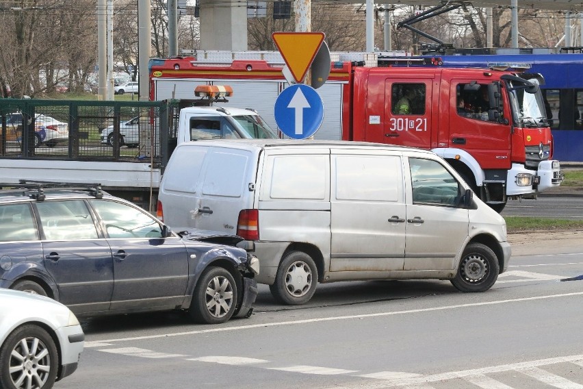 Wypadek przy urzędzie wojewódzkim. VW uderzył w tył mercedesa