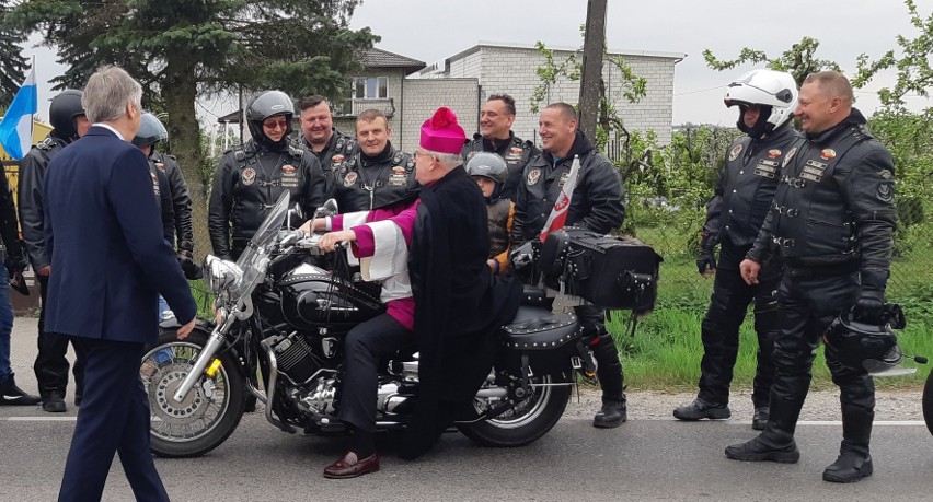 Biskup pomocniczy warszawski przyjechał do Jasieńca na... motocyklu. Eskortował go klub Dominator z Grójca