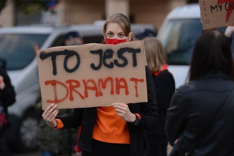 Najlepsze i najoryginalniejsze hasła z protestów kobiet w całej Polsce. Uczestnicy demonstracji są kreatywni, ale nie przebierają w słowach