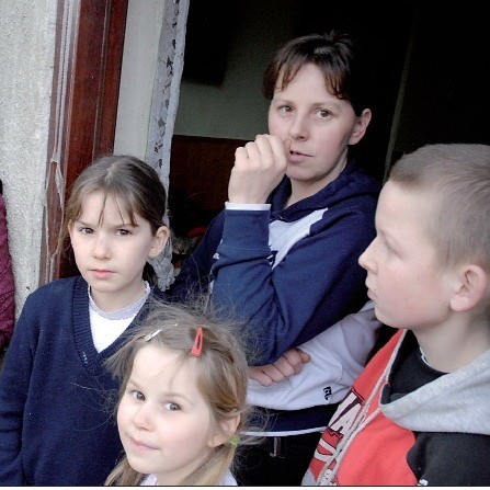 Dorota Gralak z dziećmi mieszka w Witkowie. Wieś nie została dobrze poinformowana o zatruciu wody.