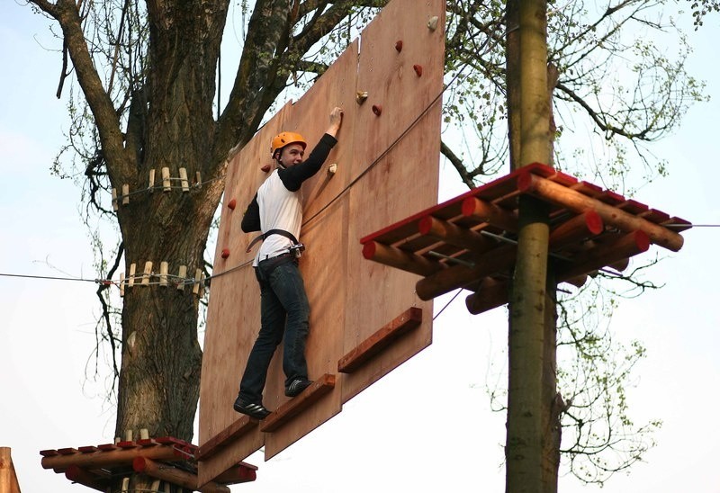 Park linowy działa nad zalewem na Borkach od strony...