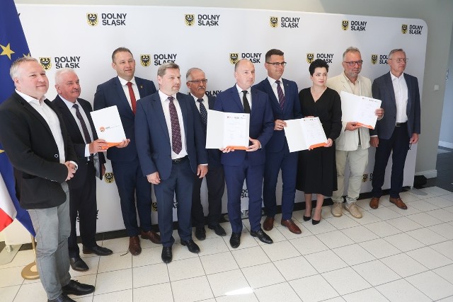 W Urzędzie Marszałkowskim samorządowcy i budowlańcy wspólnie podpisali umowy.