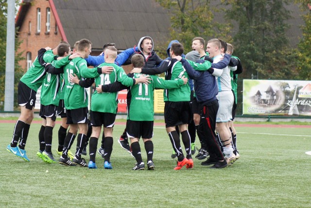 Dąb Barcin  -  Goplania Inowrocław  2:0 (0:0)Bramki:  1:0 Bartłomiej Szmyt (67), 2:0 Dawid Smętek (90).Dużym zainteresowaniem cieszył się pojedynek gospodarzy z liderem rozgrywek tej grupie. Spotkanie rozgrywane było w szybkim tempie a organizowane akcje przenosiły się z jednej po drugą bramkę. Dobrze grające linie defensywne przez pierwsze czterdzieści minut robiło wszystko aby nie dać się zaskoczyć. W drugiej połowie goście za sprzymierzeńca mieli dość silnie wiejący wiatr. Przez dłuższy czas nie schodzili z połowy Dębu. Gospodarze w końcowej fazie gry po kontrach zdobyli dwie bramki i po ostatnim gwizdku sędziego mogli cieszyć się zwycięstwem.  Pałuczanka Żnin - KS Brzoza [zdjęcia]Ziemniaki w kuchni. Pieczone w pomidorach z serami, z brukselką i kurczakiemDzień Dobry TVN 