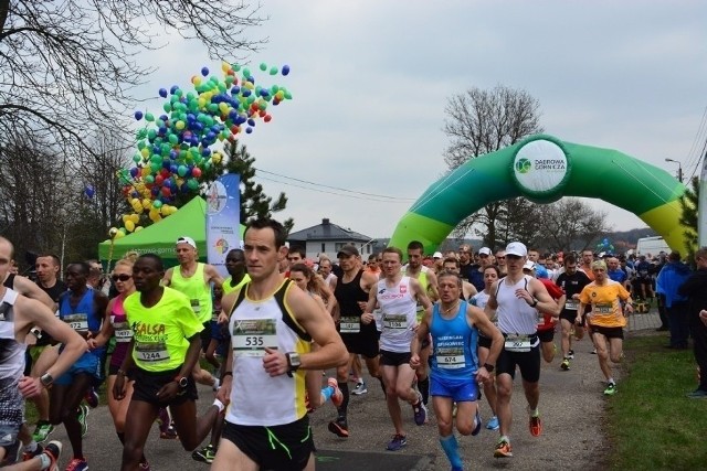 Tak wyglądały zmagania na trasie poprzednich edycji Półmaratonu Dąbrowskiego Zobacz kolejne zdjęcia/plansze. Przesuwaj zdjęcia w prawo naciśnij strzałkę lub przycisk NASTĘPNE