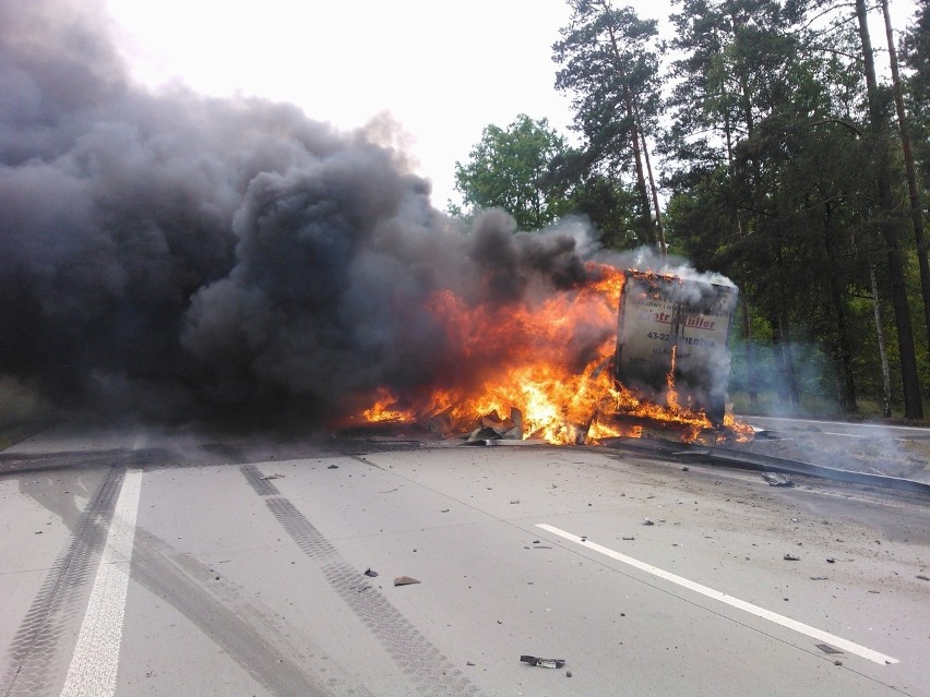 Tir spłonął na autostradzie