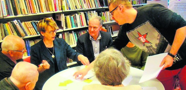 Debata społeczna w kazimierskiej bibliotece trwała trzy godziny i miała gorącą atmosferę. Najmocniej spierano się  o motywatory oraz ułatwiacze. Bardzo pomocne były żółte karteczki, na których dyskutanci zapisywali swoje złote myśli. 