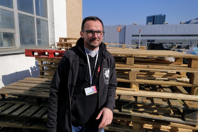 Ks. Krzysztof Giezek, zastępca dyrektora Caritas Archidiecezji Poznańskiej działa wolontaryjnie w magazynie darów dla uchodźców na MTP. Jest tam codziennie od rana do wieczora.Przejdź do kolejnego zdjęcia --->