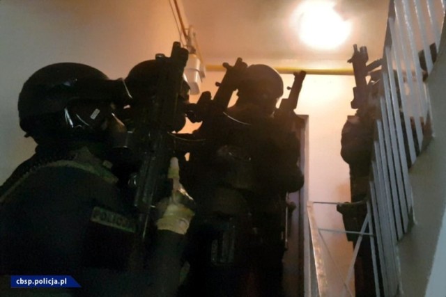 Policjanci z CBŚP w akcji zatrzymania „Bąbla” i jego „bojówek”. Grozi im do 15 lat więzienia