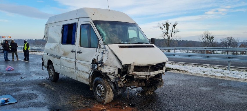 Wypadek na nowej obwodnicy Niemodlina. Dachował bus, dwie...