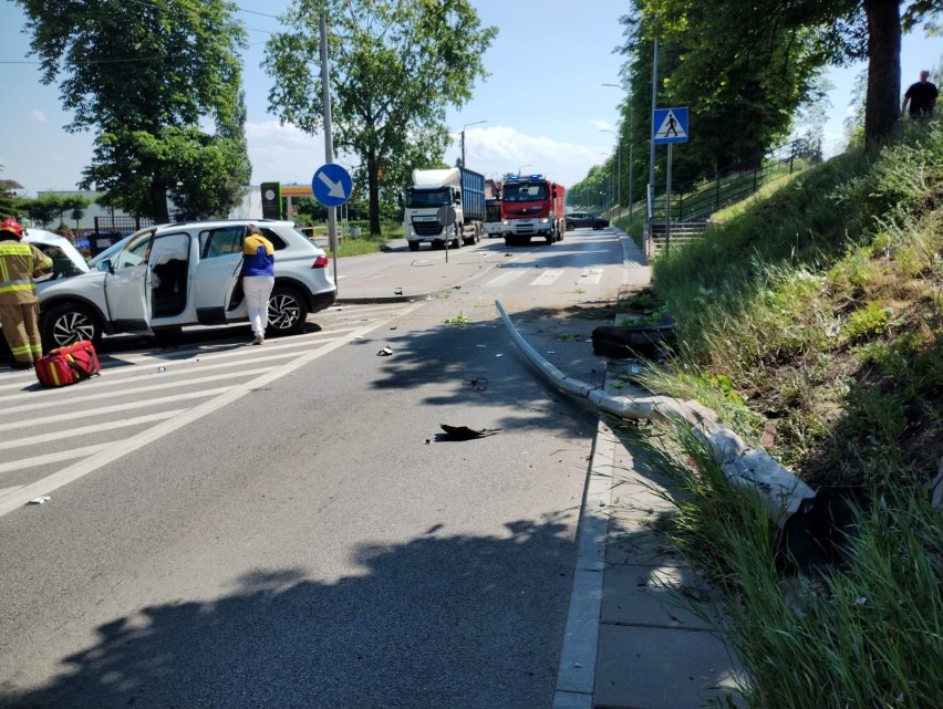 Gdańsk. Wypadek na ul. Trakt św. Wojciecha. Auto uderzyło w latarnie i autobus. Jedna osoba ranna