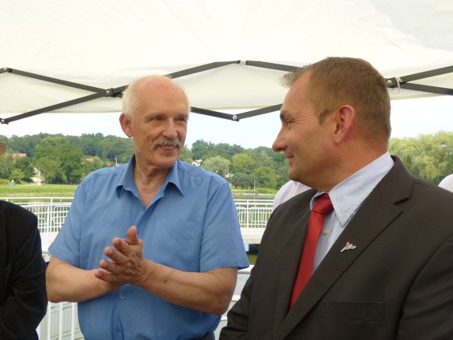 Janusz Korwin &#8211; Mikke (z lewej) i kandydat na senatora Jacek Wójcicki.