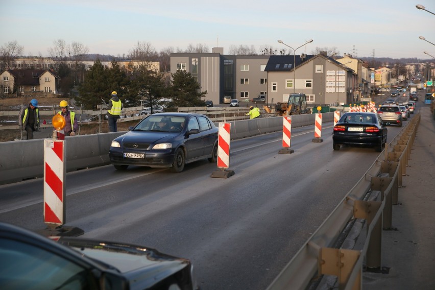 Trzebinia. Robotnicy rozbierają wiadukt, kierowcy jeżdżą wolniej