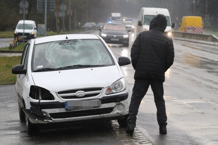 Wypadek dwóch aut i potrącenie rowerzysty na Karkonoskiej 