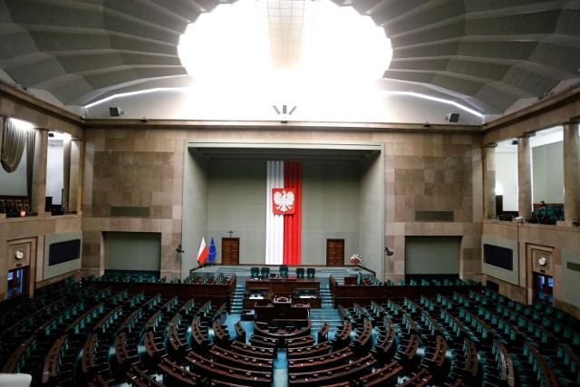 PiS wciąż cieszy się pozycją lidera, jednak traci poparcie