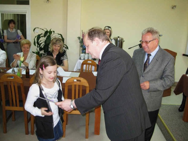 Nagrody wręczali wójt Andrzej Przygoda (na pierwszym planie) i Jerzy Stąporek- przewodniczący rady.