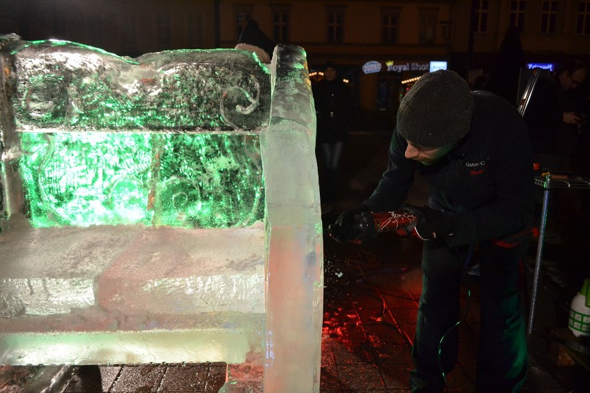 Rybnik: Rzeźbienie w lodzie i świąteczna atmosfera