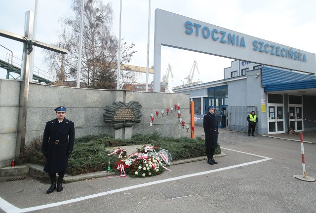 Złożenie kwiatów pod bramą Stoczni Szczecińskiej