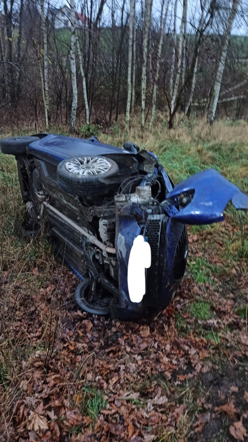 Wypadek w Mierzeszynie. Samochód osobowy staranował ogrodzenie