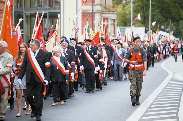 W corocznym Marszu Żywej Pamięci Polskiego Sybiru w Białymstoku (tu uroczystość z 2012 roku) biorą udział Sybiracy z całej Polski i z zagranicy, kombatanci, przedstawiciele władz, ale najwięcej jest młodzieży i mieszkańców Podlasia. - Szczególnie zależy nam na obecności młodych ludzi, bo to im przekazujemy prawdę historyczną i to w nich chcemy wyrobić nawyk pamiętania o tych, którzy już nie żyją - mówi Tadeusz Chwiedź.