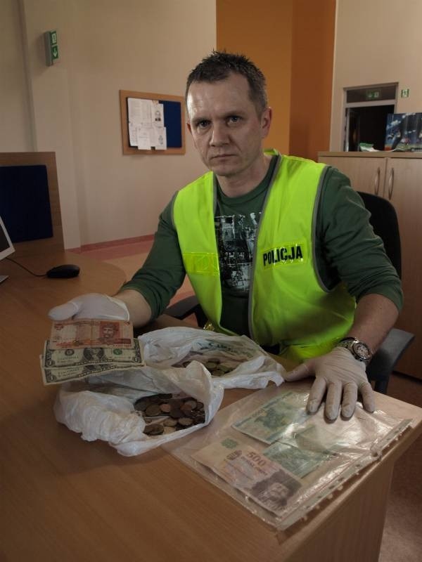 Detektyw Paweł Bałuszek zabezpiecza dowody przestępstwa, czyli ukradzione z muzeum pieniądze.