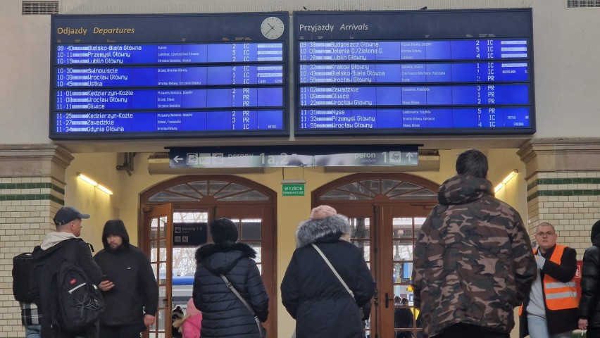 Niektórzy pasażerowie utknęli na dworcu w Opolu na ok. 2...