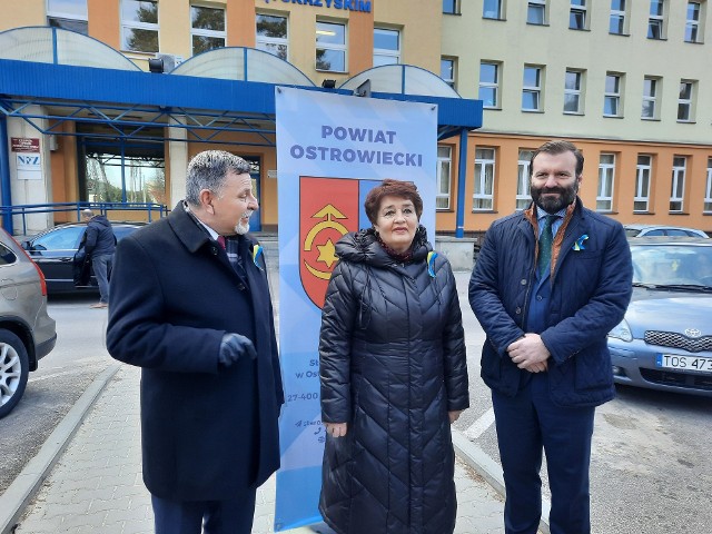 Od lewej stoją: poseł Andrzej Kryj, starosta ostrowiecki Marzena Dębniak, dyrektor naczelny szpitala w Ostrowcu Tomasz Kopiec.