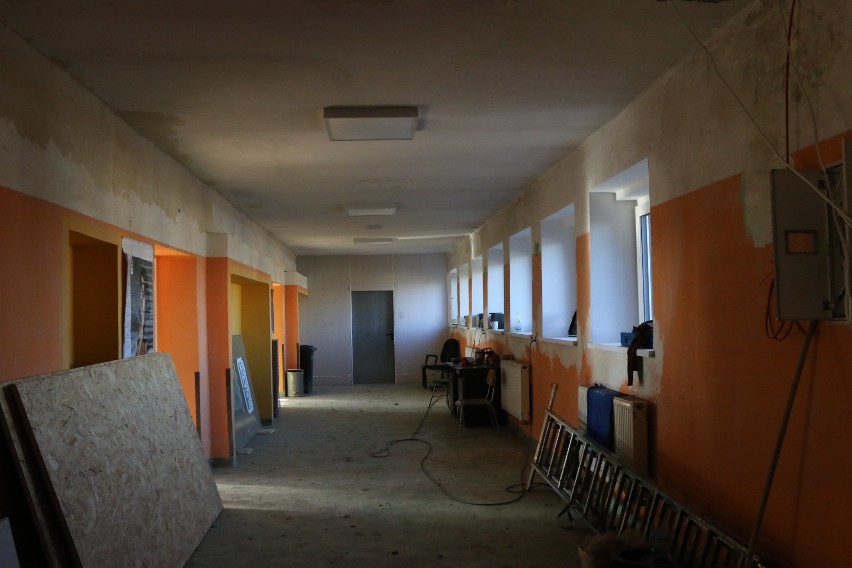 W gminie Psary trwa remont pomieszczeń byłej szkoły w...