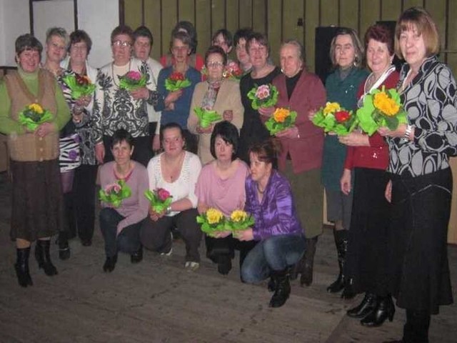 Mieszkanki Czaryża otrzymały kwiaty na Dzień Kobiet.