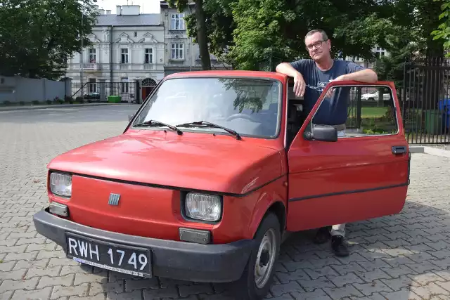 - Jeżdżę tylko maluchami. Kocham te samochody - mówi Andrzej Strycharski z Przemyśla.