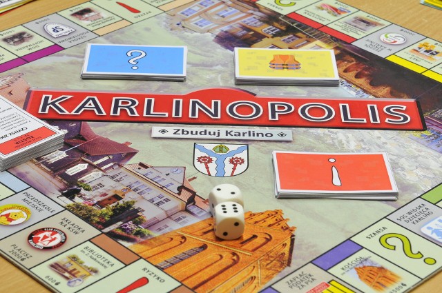 Gra „Karlinopolis” to spacer po Karlinie, także tym przedwojennym. Gracz może kupować różne obiekty i poznawać lokalną historię. Dzień Osadnika od lat jest okazją, by stanąć w szranki na planszy.