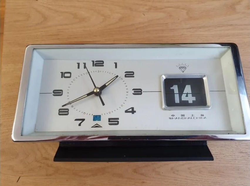 Zegarek klapkowy datownik bakelit prl design