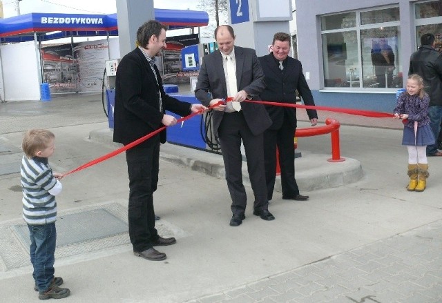Paweł Mirecki (w środku) od niedawna jest kierownikiem stacji paliw w Opatowie.