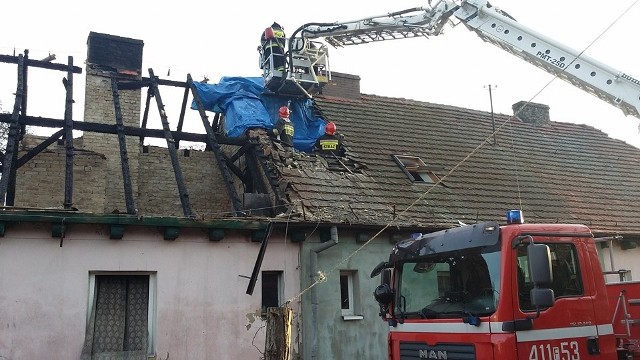 W sobotę, 26 grudnia na os. Trzcińce w Lubniewicach doszło do pożaru w budynku mieszkalnym. Ogień strawił prawie całe poddasze. W pożarze nikomu nic się nie stało, ale cztery rodziny, w sumie kilkanaście osób, straciło dach nad głową. W akcji gaszenia wzięło udział siedem zastępów strażaków.- Na miejscu był już inspektor budowlany. Ok. 3/4 ogromnego dachu do odbudowy. Do wtorku poznamy najpilniejsze potrzeby poszkodowanych mieszkańców - poinformował burmistrz Lubniewic Tomasz Jaskuła.Więcej o sprawie we wtorkowym 29 grudnia papierowym wydaniu "Gazety Lubuskiej" oraz na plus.gazetalubuska.pl