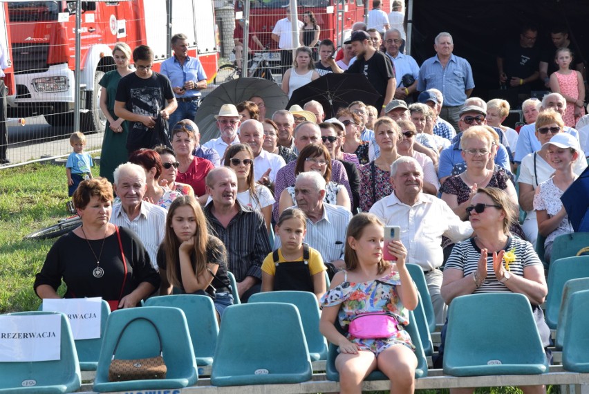 Dożynki w Pilicy. Mieszkańcy bawili się w rytm przebojów Czerwonych Gitar ZDJĘCIA