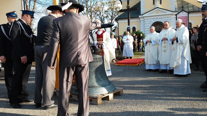 Simoradz: Zrabowany w czasie wojny dzwon wrócił dzisiaj do parafii [FOTORELACJA]