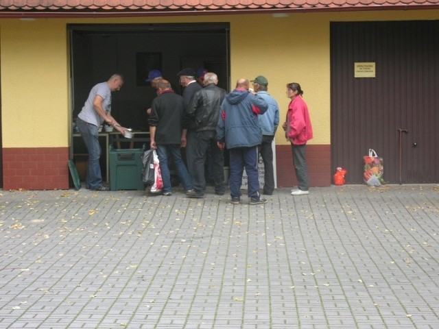 Dziś wydawanie zupy zajęło około kwadransa. Chętnych było kilkanaście osób.