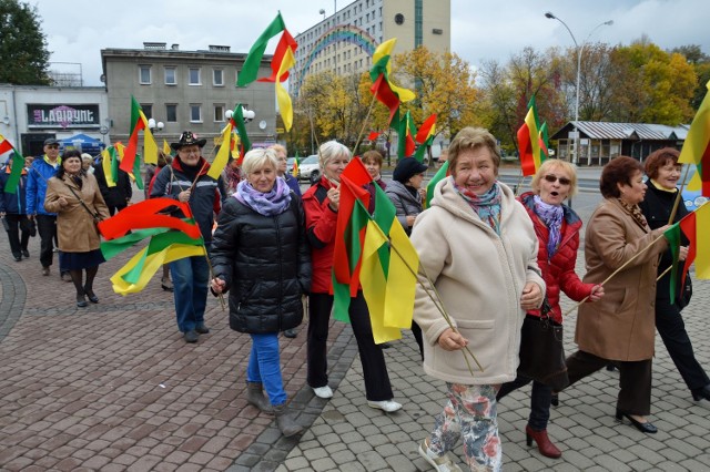 Tak się bawią, tak się bawią seniorzy! - wesoły przemarsz przez miasto ze śpiewem, z kwiatami, w wesołym nastroju na potańcówkę