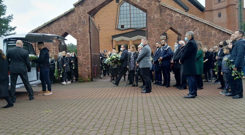 Pogrzeb zmarłej uczennicy z Kozienic. Tłumy pożegnały 12-letnią Zuzię. Mieszkańcy towarzyszyli dziewczynce w jej ostatniej drodze