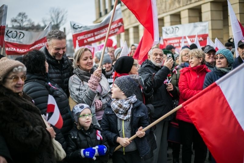 Awantura o prąd na manifestacji KOD - zużyli energii za 1 zł i 18 groszy!