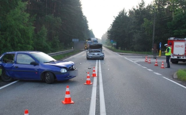 Na ulicy Zagórskiej w Tarnowskich Górach zderzyły się dwa samochody osobowe. 44-letni kierowca renaulta, jadąc w kierunku centrum miasta, nie zachował ostrożności i najechał na tył poprzedzającego go opla, którym kierowała 21- letnia mieszkanka powiatu tarnogórskiego.