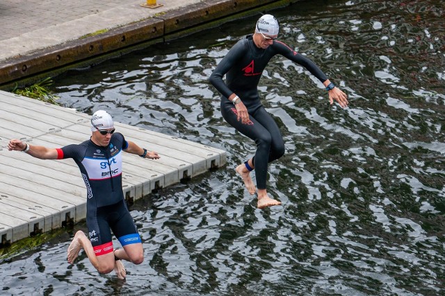 W weekend na ulicach naszego miasta odbywa się 5. edycja Enea Triathlon Bydgoszcz. W największej imprezie triathlonowej w Polsce bierze udział blisko 4500 uczestników. Zawodnicy rywalizowali dzisiaj na dystansie 1/2 oraz 1/8 Ironman. Zobaczcie, jak przebiegały zawody drugiego dnia Enea Triathlon Bydgoszcz. Flash Info odcinek 22