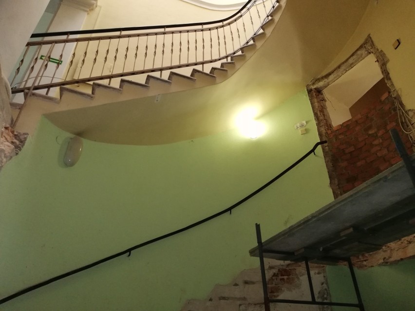 Wyburzone schody w pałacu w Częstocicach.