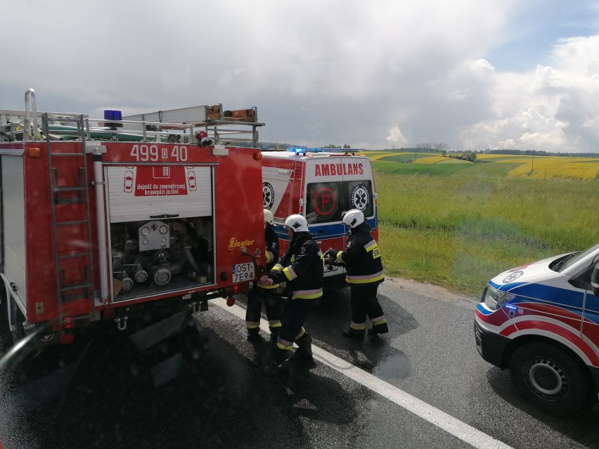 Wypadek na autostradzie A4. Dachowanie auta. Ranne cztery...