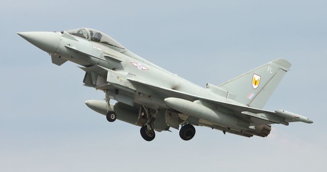 Zdjęcie ilustracyjne. Eurofighter Typhoon FGR4 w barwach RAF-u.