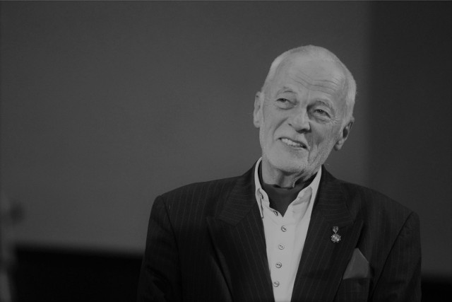 Jerzy Garniewicz przez 10 lat występował w kabarecie Tey, gdzie zrealizował takie programy jak "Zbiórka, czyli z rolnictwem na Tey" czy "Na granicy, czyli szlaban".