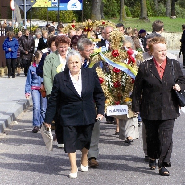 Podczas nabożeństw poświęcone zostały wieńce dożynkowe.