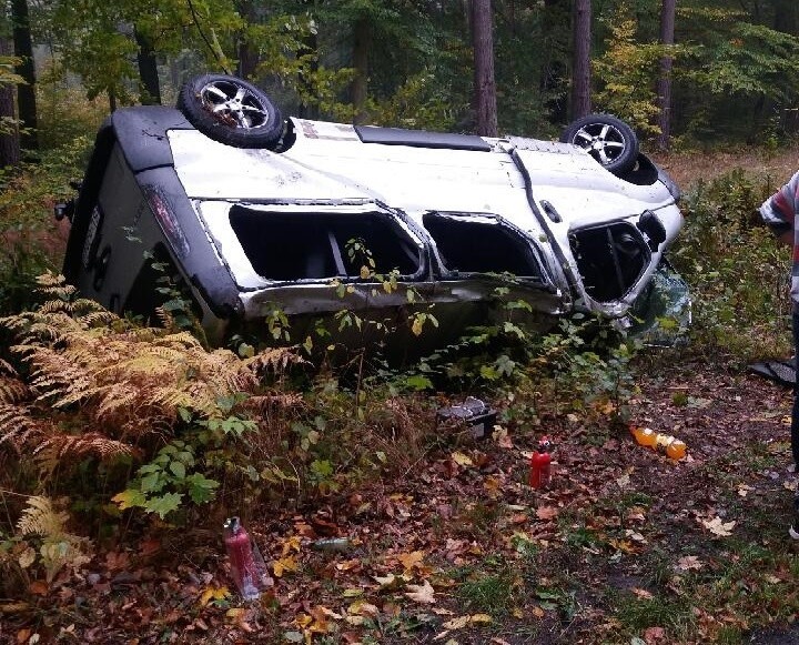 Renault na śląskich numerach rejestracyjnych dachowało w...