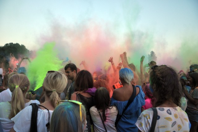 Festiwal Kolorów był kolejną z imprez, która odbyła się w ramach 24. Dni Częstochowy. Kilkutysięczna publiczność świetnie się bawiła, obsypując się kolorowym proszkiem holi. ZOBACZCIE NASTĘPNE ZDJĘCIA