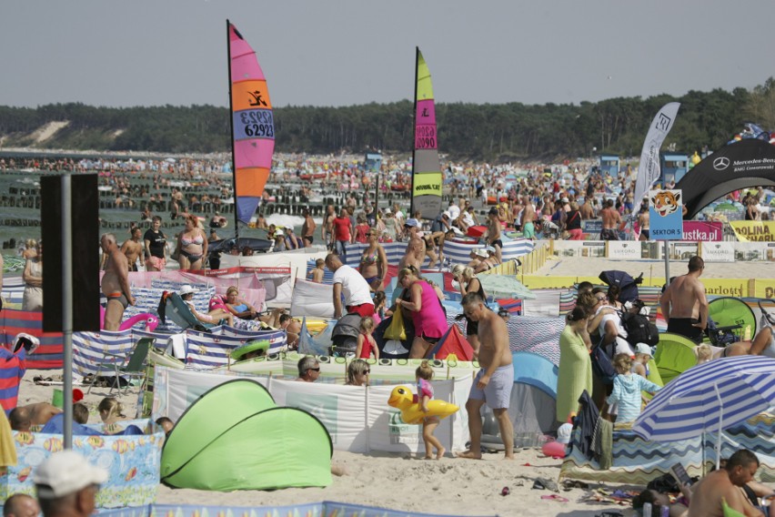 Tłumy na plaży w Ustce. Pogoda zachęca do plażowania [ZDJĘCIA]